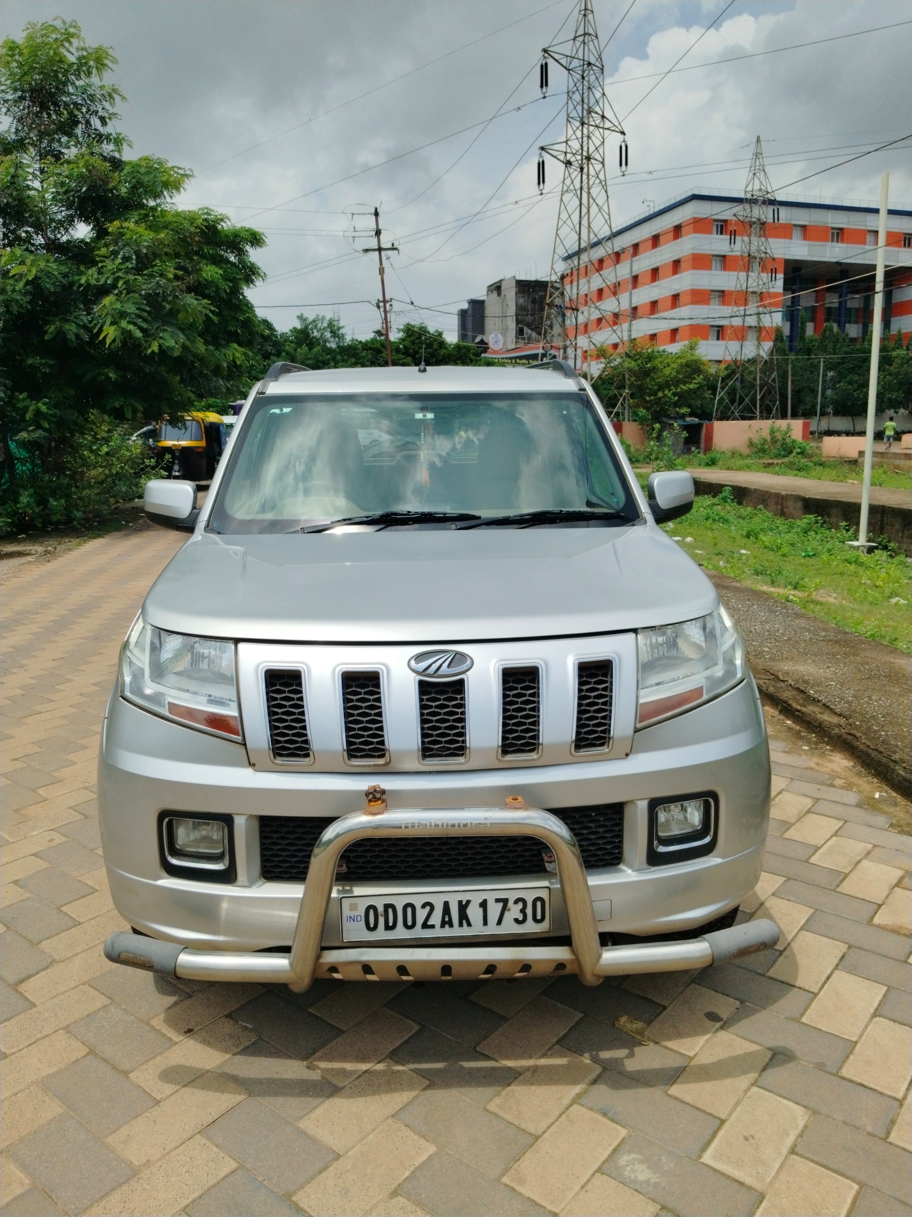 Mahindra Tuv300 T8
