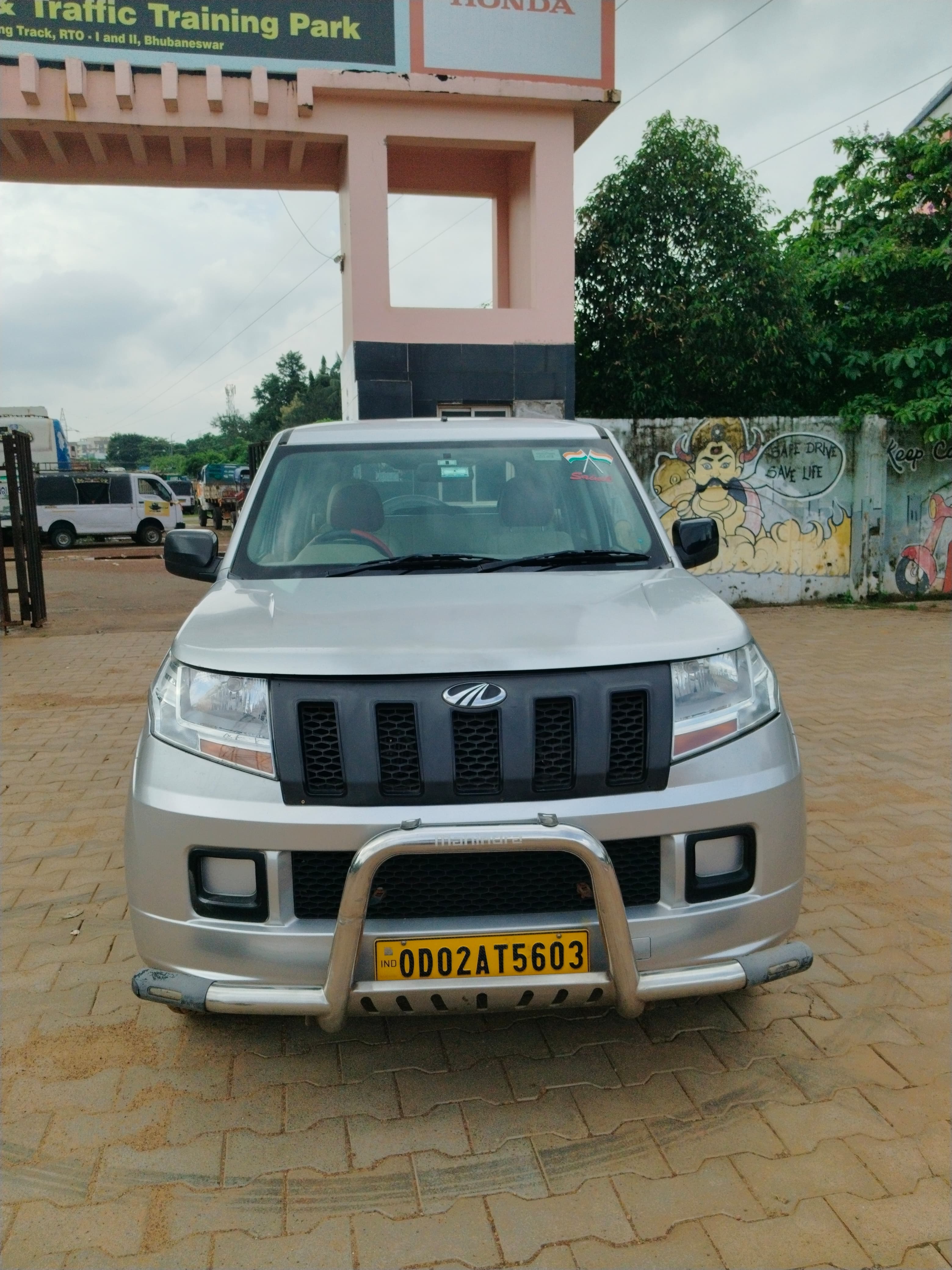 Mahindra Tuv300 T4+